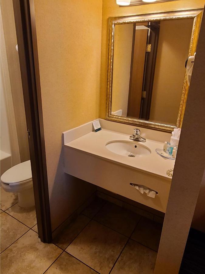 Quality Inn & Suites Wellington - Fort Collins Bagian luar foto