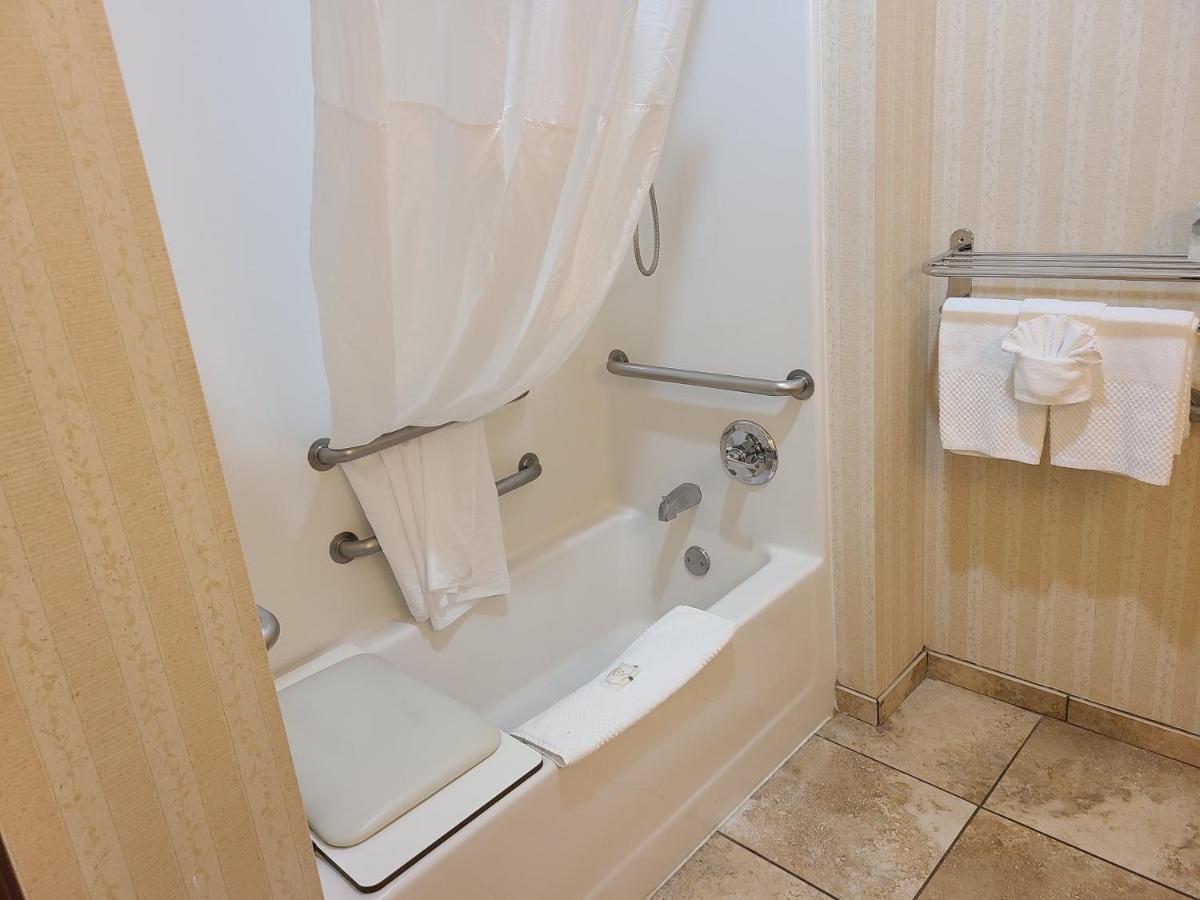 Quality Inn & Suites Wellington - Fort Collins Bagian luar foto