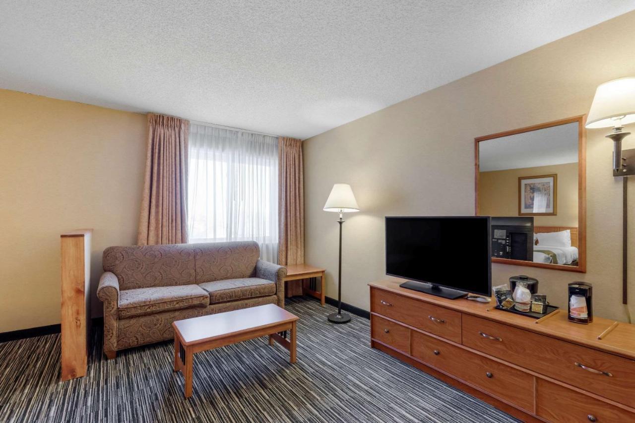 Quality Inn & Suites Wellington - Fort Collins Bagian luar foto
