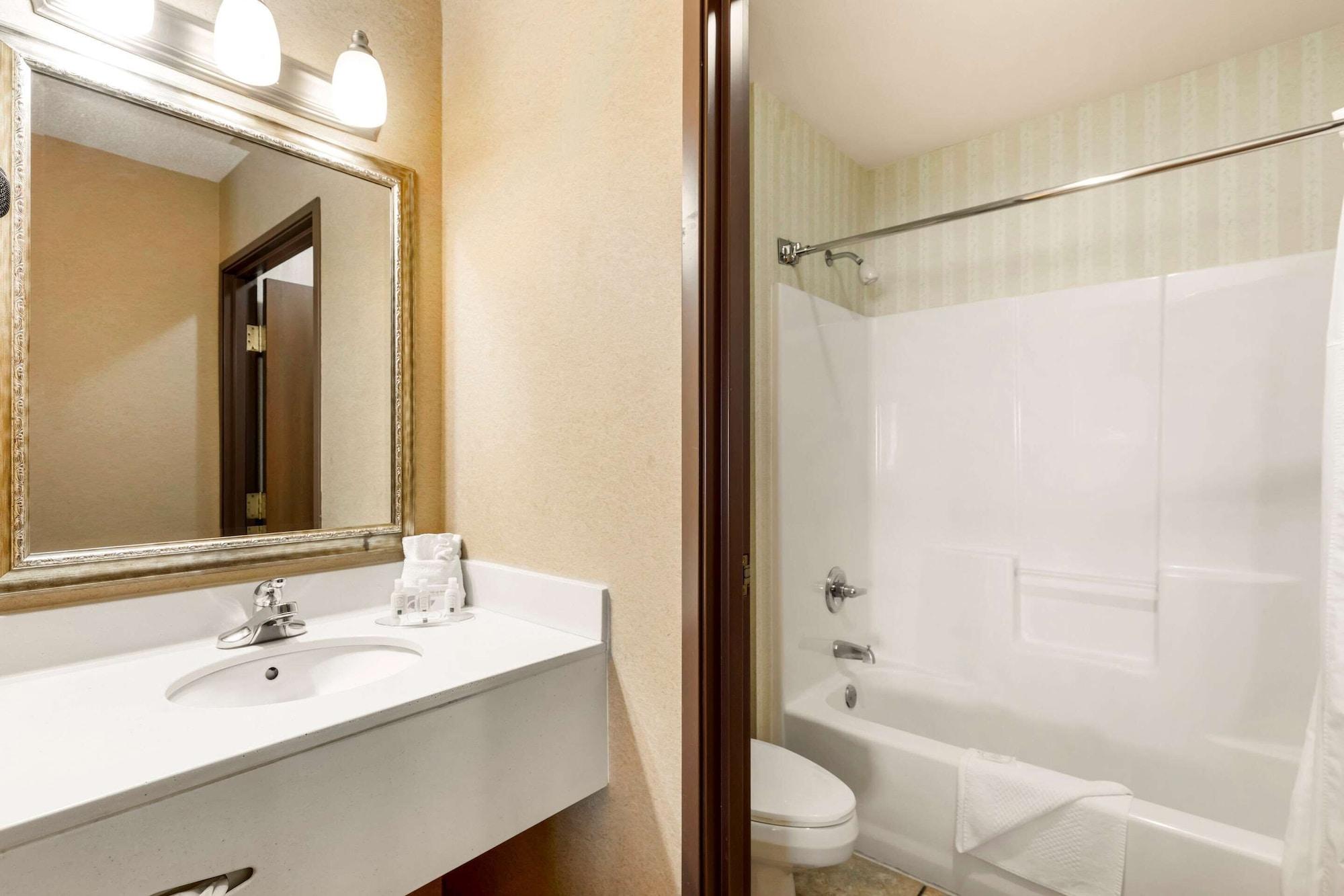 Quality Inn & Suites Wellington - Fort Collins Bagian luar foto